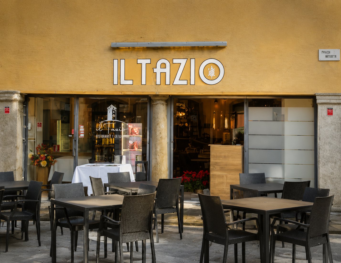 Sala del ristorante con tavoli apparecchiati e luce calda